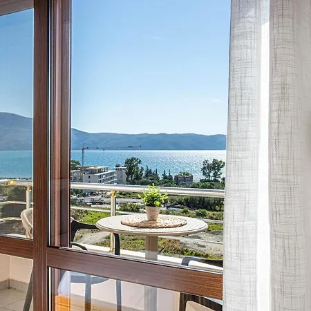 Radhima Res 19 - Apt, Sea View, Kitchen *